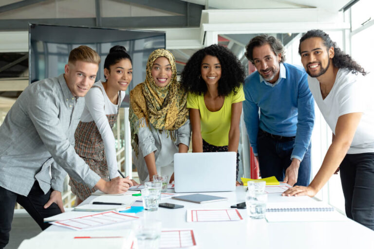pessoa sorrindo em ambiente de trabalho colaborativo