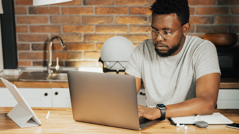 pessoa trabalhando em casa com laptop
