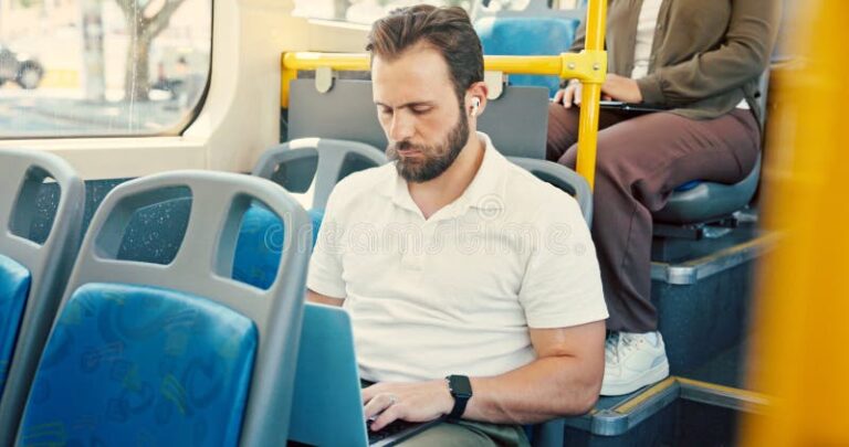 Deslocamento em Viagem Conta Como Hora de Trabalho Entenda Aqui! 11 pessoa trabalhando em um trem ou onibus