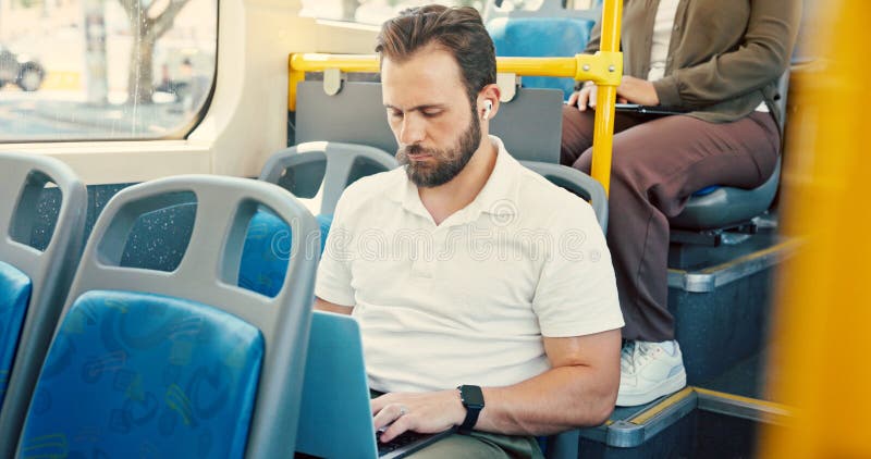 pessoa trabalhando em um trem ou onibus