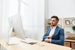 pessoa trabalhando no computador com confianca