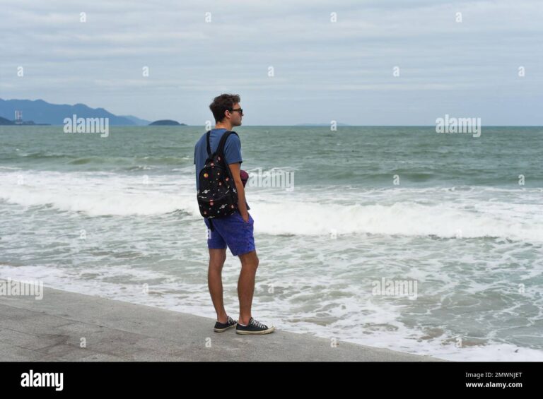 pessoa triste na praia refletindo sobre ferias