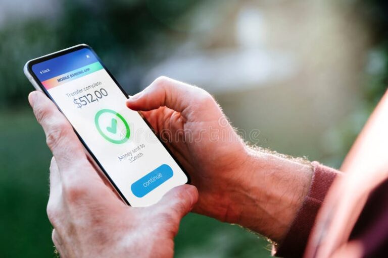 Como Solicitar Empréstimo da Crefisa pelo WhatsApp para Negativados 43 pessoa usando celular com aplicativos financeiros