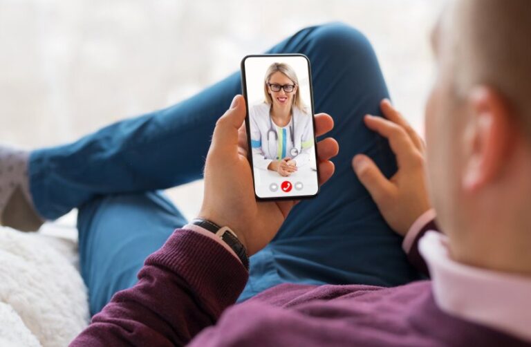 Como Falar Com Um Atendente Da Crefisa de Forma Rápida 11 pessoa usando celular em atendimento