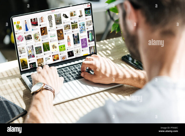 Como Acessar Meu INSS da Previdência Social de Forma Simples 4 pessoa usando computador com site aberto 1
