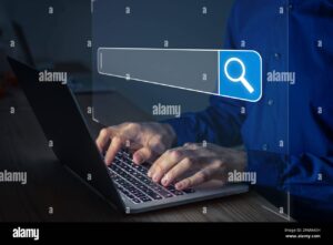 pessoa usando computador em busca de informacoes