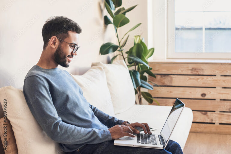 Como Solicitar Isenção de IPTU Pela Internet de Forma Simples 24 pessoa usando computador em casa 2