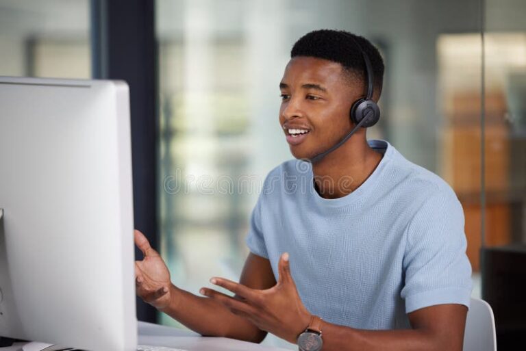 Como Solicitar a Segunda Via do Bilhete Único Através do Site 37 pessoa usando computador para solicitar servico