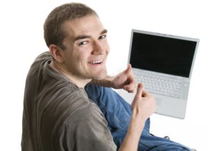 pessoa usando laptop com expressao satisfeita