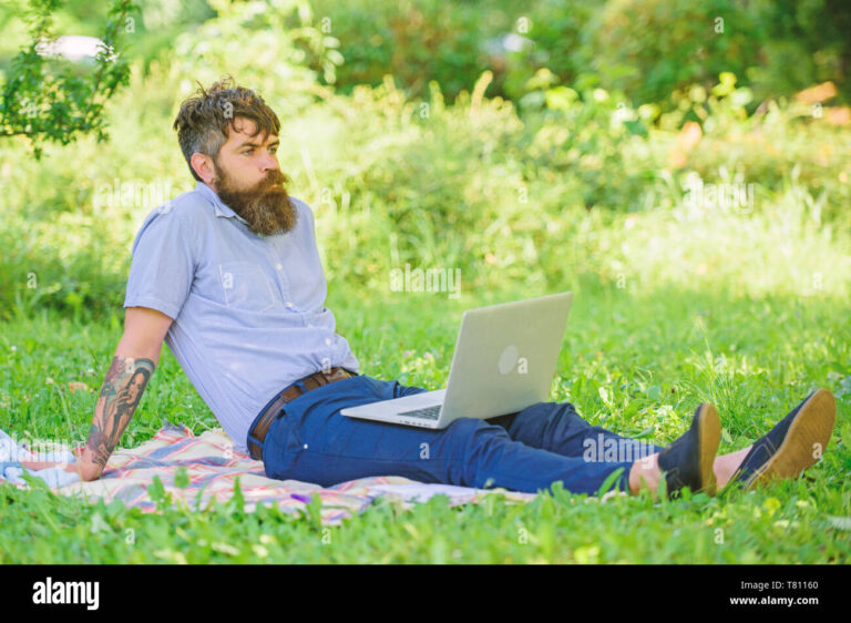 Como o Marketing Digital Pode Transformar Sua Vida e Carreira 20 pessoa usando laptop em ambiente inspirador