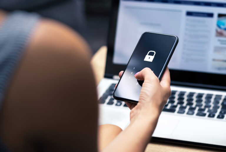 Como Consultar o Saldo na Conta da Caixa Econômica Federal 8 pessoa usando smartphone com aplicativo bancario aberto