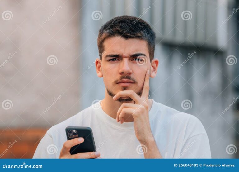 pessoa usando smartphone com expressao pensativa