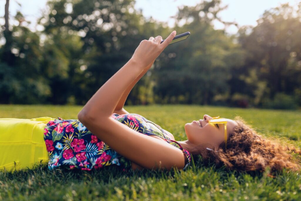 pessoa usando smartphone em ambiente calmo