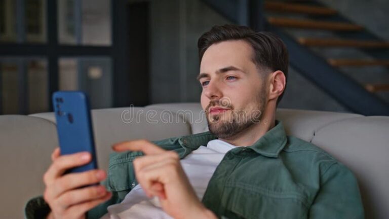 pessoa usando smartphone em ambiente domestico