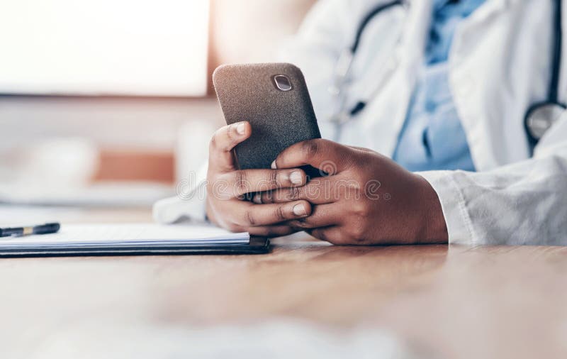 pessoa usando um smartphone para consulta