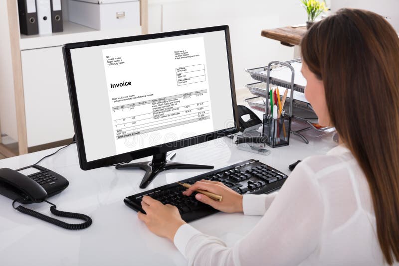 pessoa utilizando computador com nota fiscal
