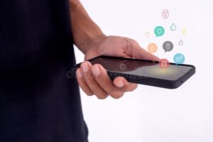 pessoa utilizando smartphone com aplicativo aberto