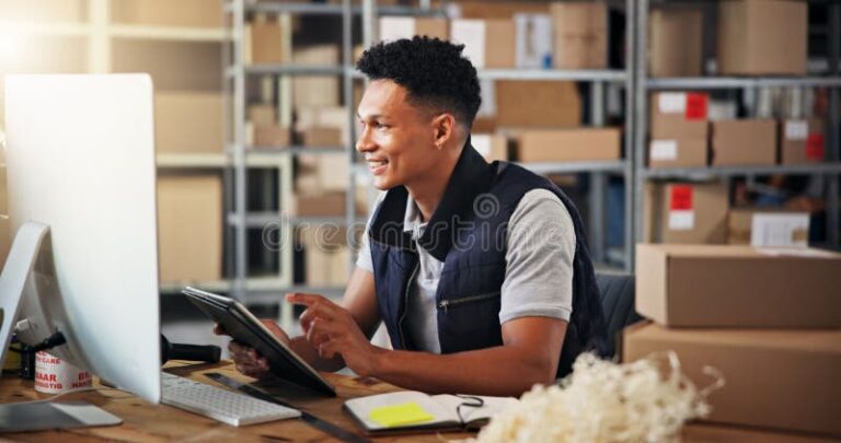 pessoa verificando informacoes em um computador