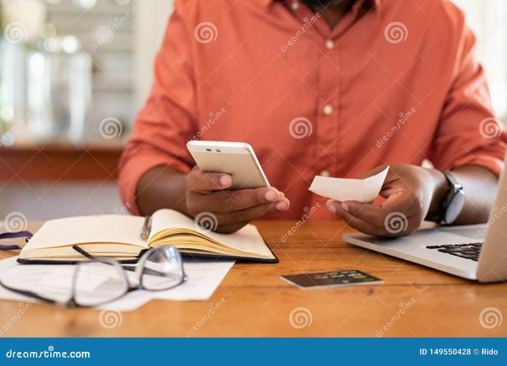 pessoa verificando notas fiscais no celular