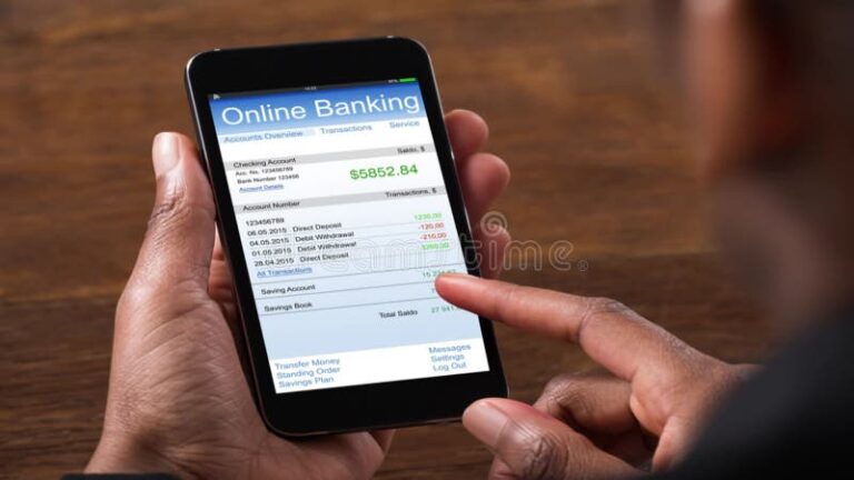 pessoa verificando saldo em aplicativo financeiro 1