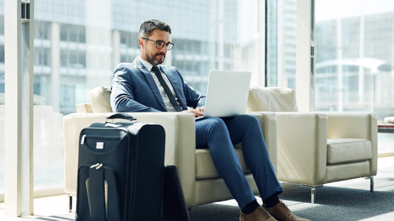 pessoa viajando a trabalho com mala