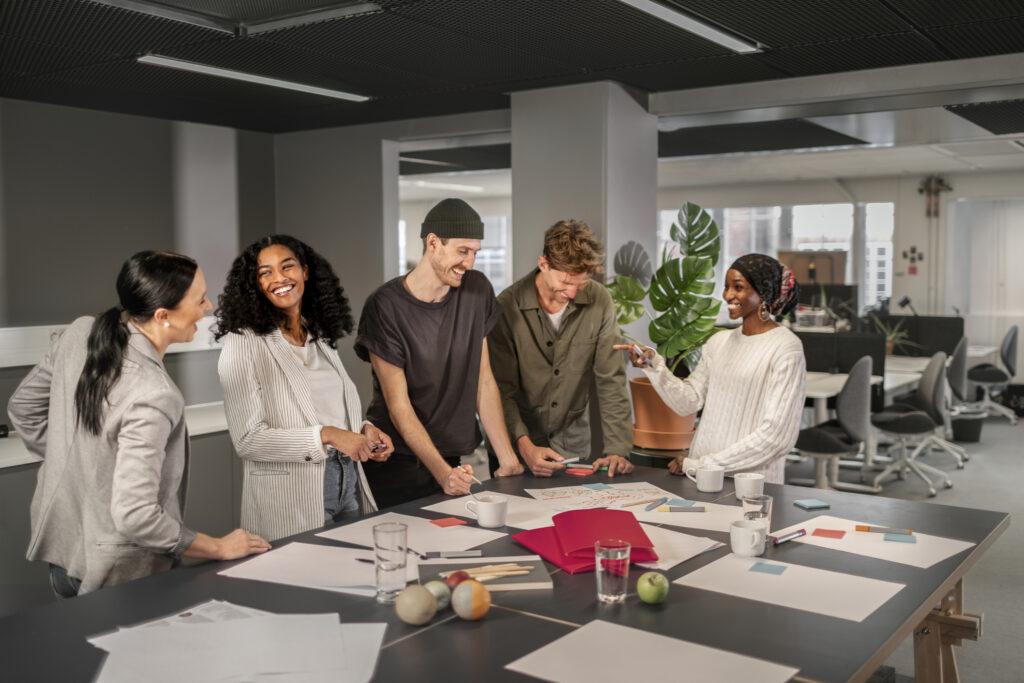 pessoas colaborando em um ambiente de trabalho 1
