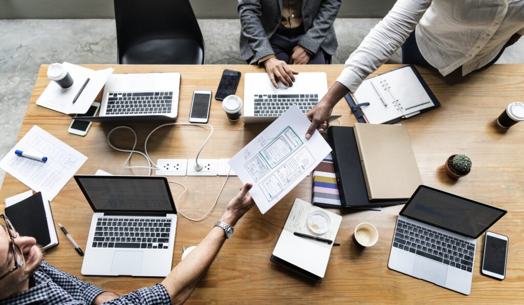Por Que Você Deseja Fazer Parte da Nossa Empresa 1 pessoas colaborando em um ambiente de trabalho 2
