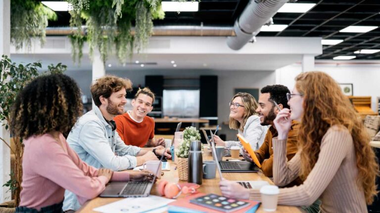 pessoas colaborando em um ambiente de trabalho