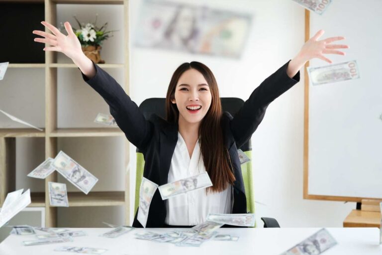 pessoas comemorando a liberdade financeira