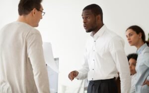 pessoas discutindo demissao e direitos trabalhistas