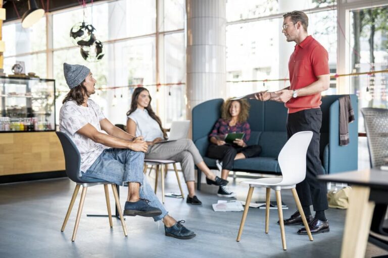pessoas em ambiente de trabalho colaborativo