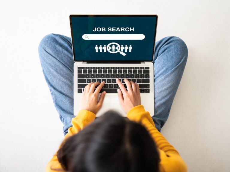 pessoas em busca de emprego e apoio
