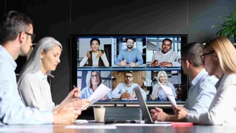 pessoas em reuniao de trabalho colaborativa