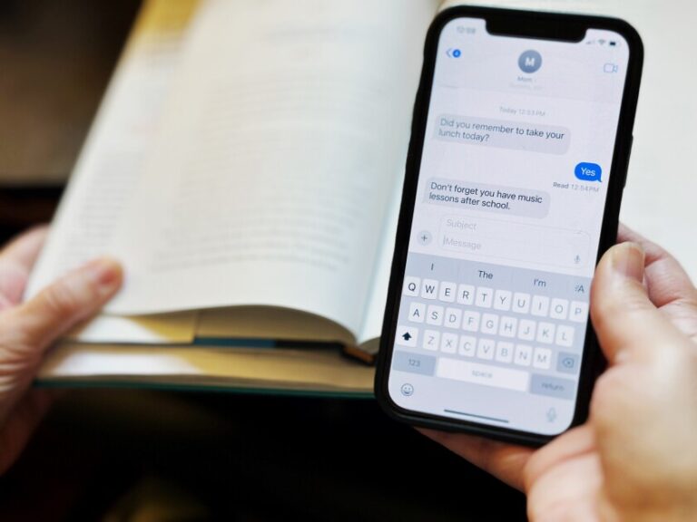 pessoas enviando curriculos pelo celular