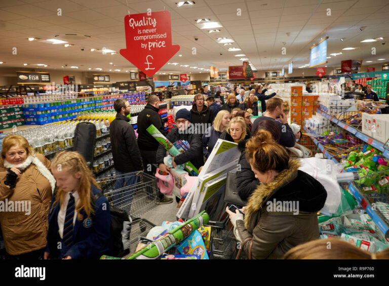 pessoas fazendo compras em uma loja movimentada