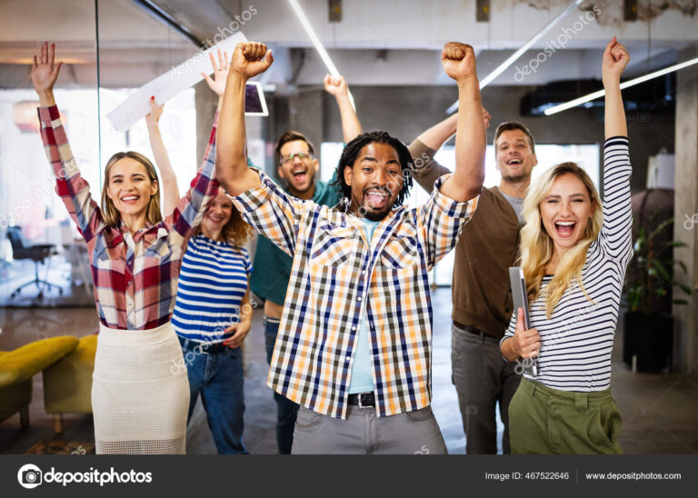 pessoas felizes comemorando no ambiente de trabalho
