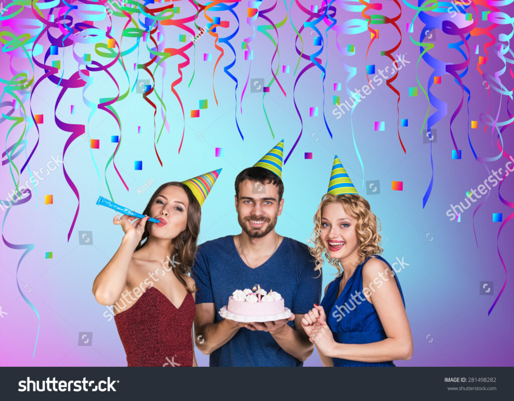 pessoas felizes comemorando uma festa de aniversario