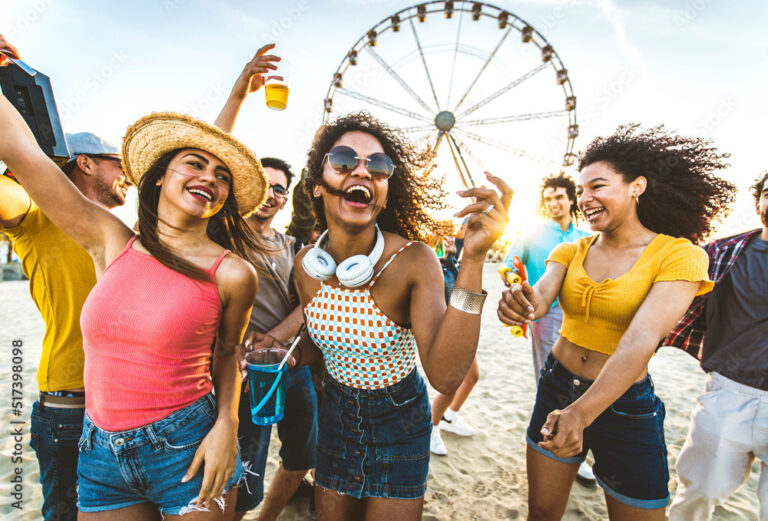 pessoas felizes desfrutando de um fim de semana