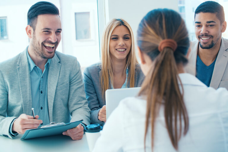 pessoas felizes em uma entrevista de emprego