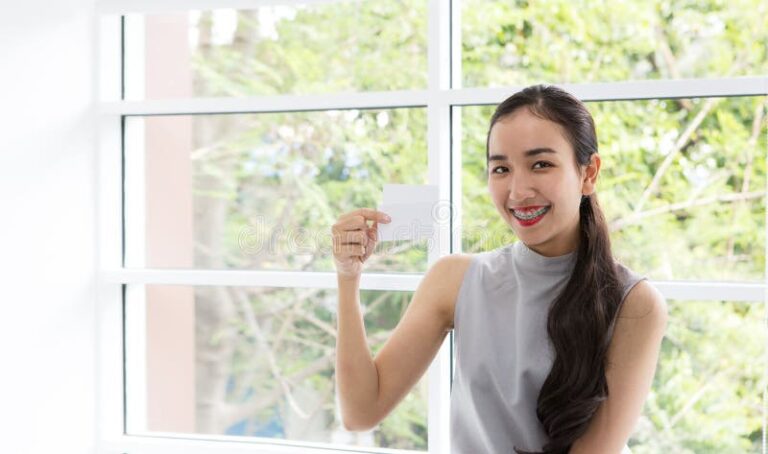 pessoas felizes usando tecnologia financeira