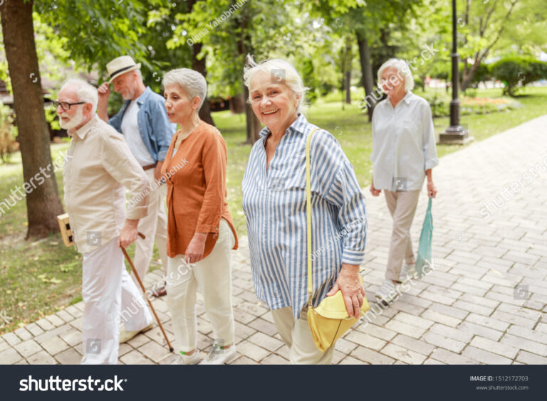 pessoas idosas sorrindo em um parque