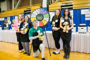 pessoas participando de uma feira de credito