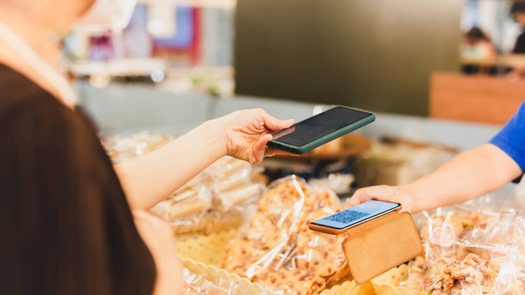 pessoas realizando transacoes digitais com smartphones