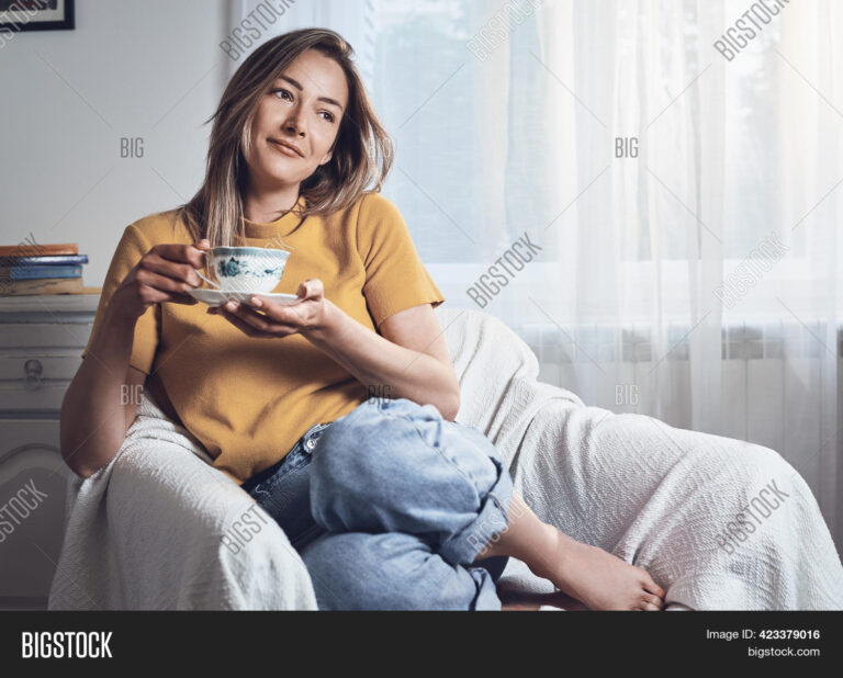 pessoas relaxando em casa com cafe