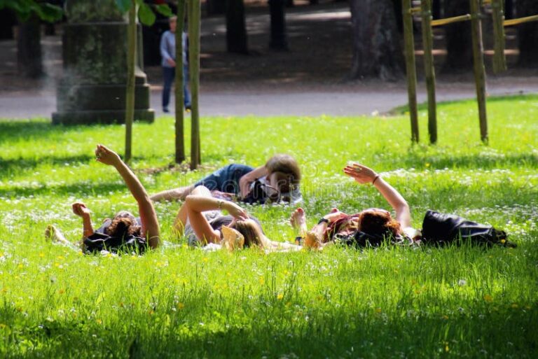 Estou de atestado: Posso sair fora do horário de trabalho 5 pessoas relaxando em um parque ao sol