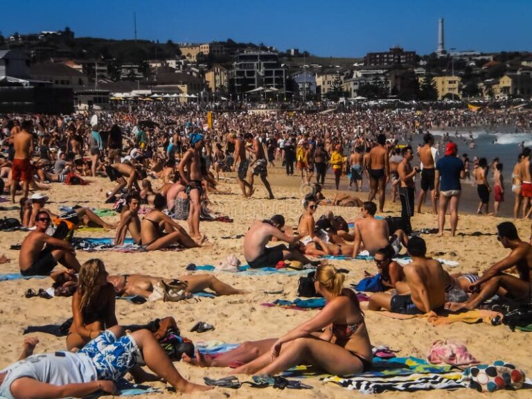 pessoas relaxando em uma praia ensolarada