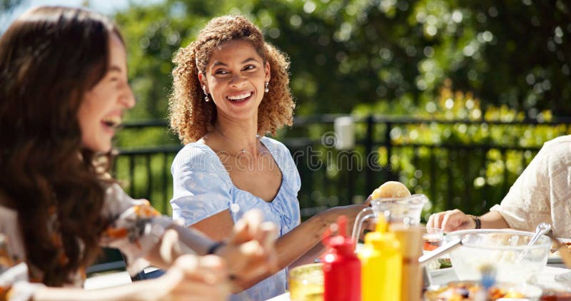 pessoas sorrindo em um almoco ao ar livre