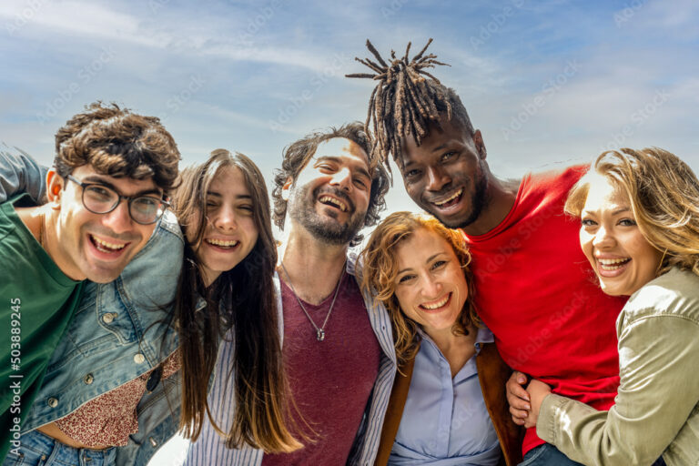 Como Enviar uma Mensagem de Bom Dia Inspiradora para Sua Equipe 36 pessoas sorrindo em uma manha ensolarada