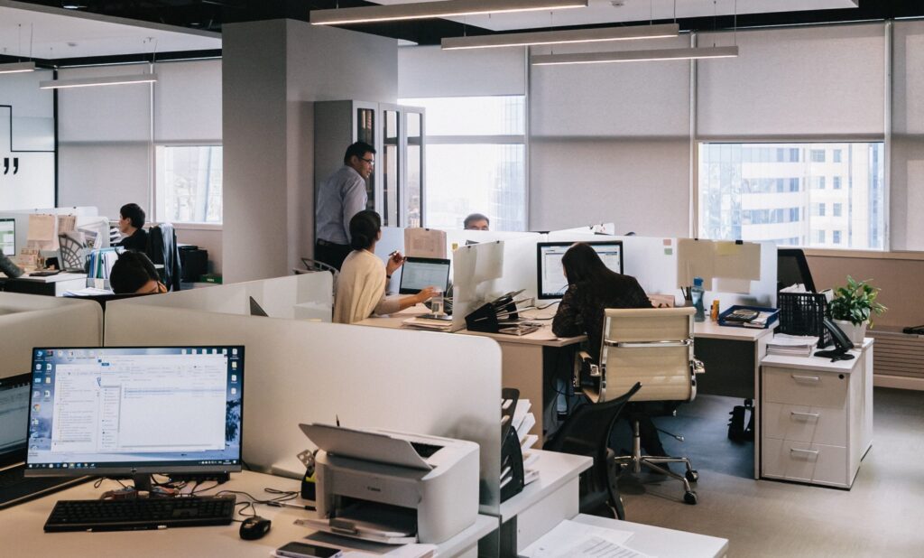 pessoas trabalhando em equipe no escritorio 1