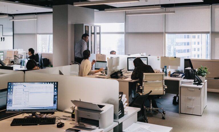 O que você precisa saber sobre a Consolidação das Leis do Trabalho 14 pessoas trabalhando em equipe no escritorio 1